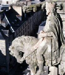 Gradlon près des flèches de la cathédrale de Quimper