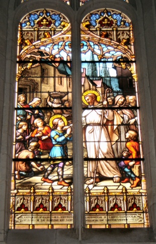 St-Gwenaël demandant à suivre saint Guénolé - Vitrail du déambulatoire nord de la cathédrale de Quimper