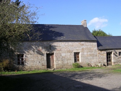 Le bâtiment principal à l'allure de manoir