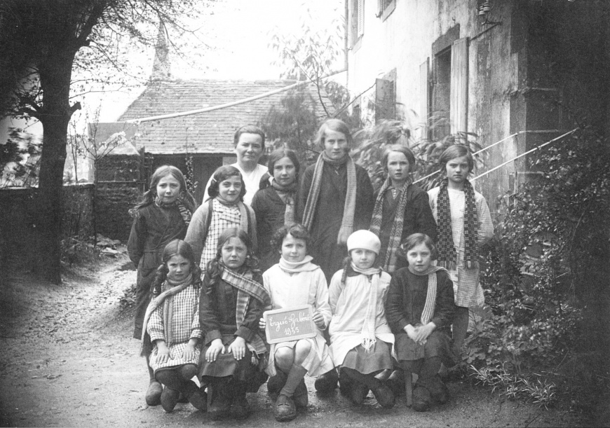 Image:EcoleCommunaleFillesBourg1935.jpg