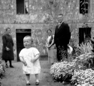 Rare photo (un peu floue) du couple Lazou, en visite à Congallic