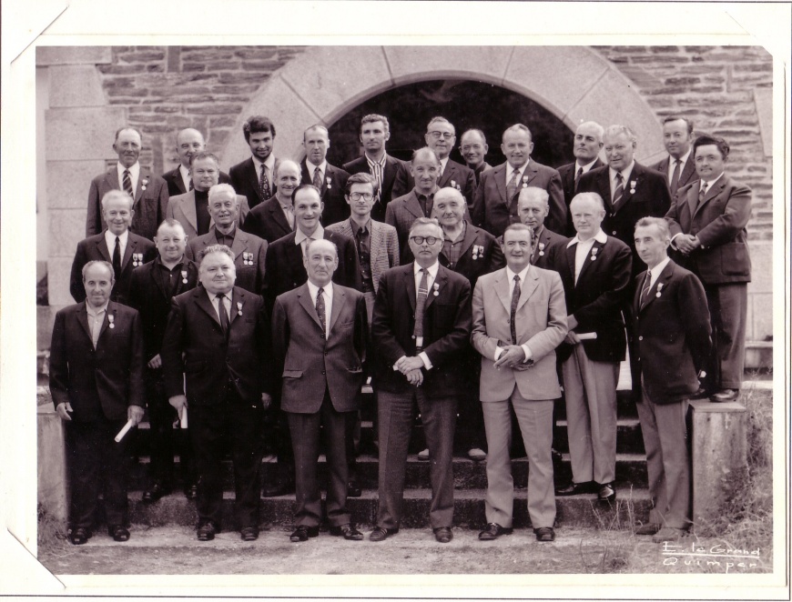Image:MédaillésUsineChefs.jpg