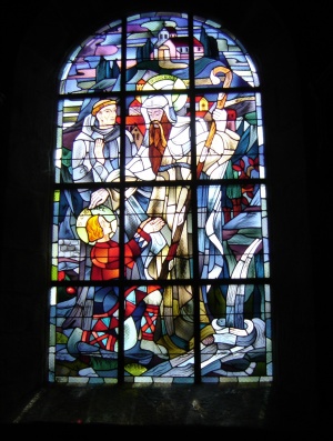 Saint Gwenaël agenouillé devant saint Guénolé - Vitrail latéral de l'église paroissiale d'Ergué-Gabéric