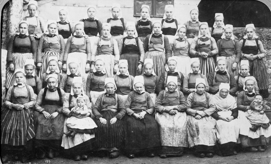 Image:1894OuvrièresPapeterie.jpg