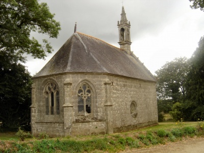Chevet oriental et mur nord de la chapelle en 2005