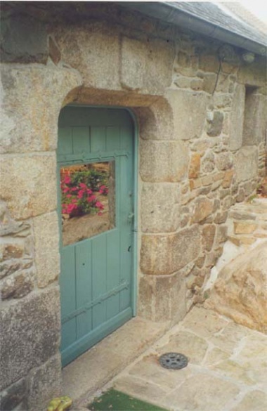  la porte du moulin et son écusson 