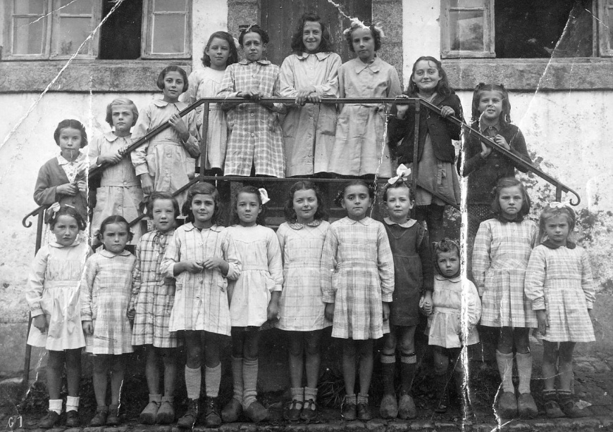Image:EcoleCommunaleBourgFilles1948-49.jpg