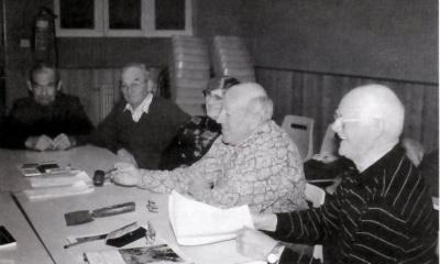 Sur la table, on reconnaît le godet et la hachette